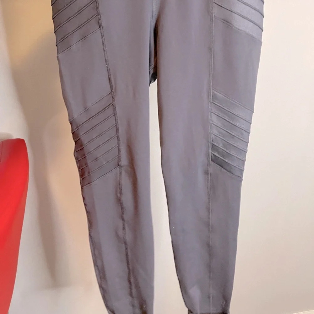 3/$30 Old navy active leggings - Picture 2 of 3